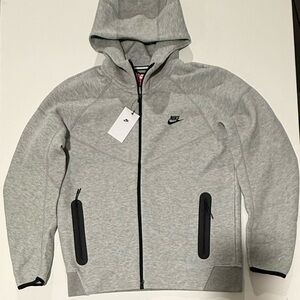 Nike Sportswear Tech Fleece Windrunner
Men's Full-Zip Hoodie size L